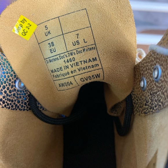 Dr. Martens Women's 1460 Sand Rainbow Ray Boots (NEW) - Picture 11 of 11